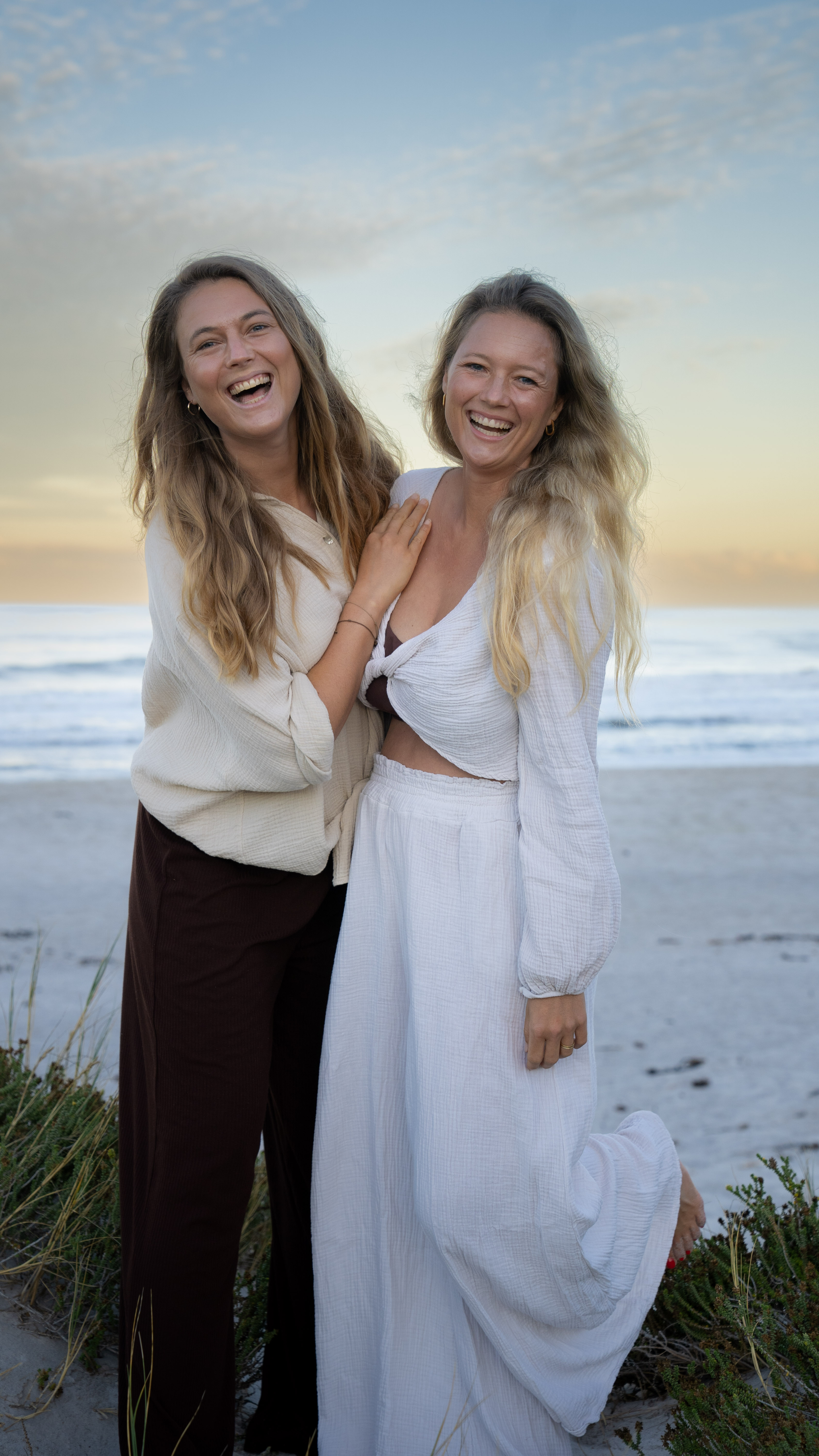 Kristin & Jana lachend am Strand
